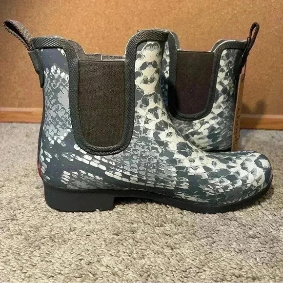 Chooka Women's Snake Print Eastlake Rain Boots Size 6 Gray Booties - Picture 7 of 9